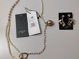 gros plan d'un collier et de boucles d'oreilles sur une table