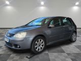 La Volkswagen Golf break est garée dans un garage dont le sol est à damier.