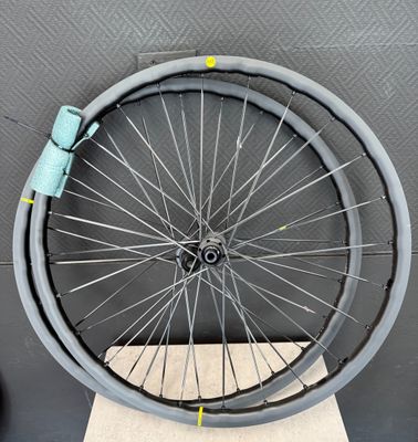 une roue de vélo à laquelle est fixé un guidon bleu