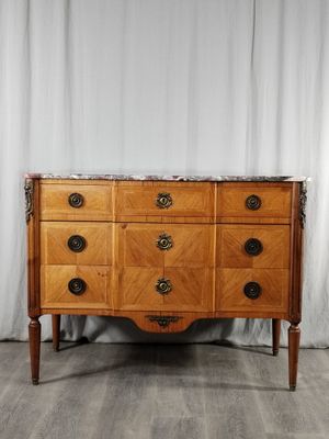 une commode ancienne avec dessus en marbre