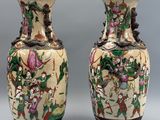 paire de vases chinois ornés de motifs floraux sur fond gris