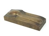 sculpture en bronze représentant le visage d'une femme, posée sur un socle en bois