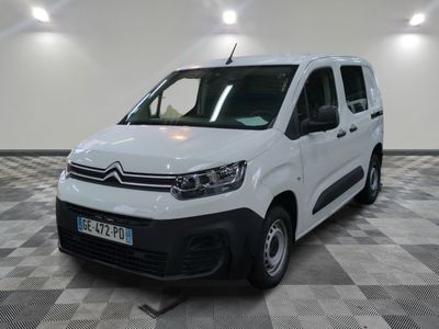 la camionnette blanche est garée sur le sol en damier d'une pièce