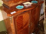 une armoire en bois surmontée d'un miroir