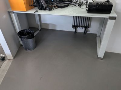 un bureau blanc sur lequel se trouve un ordinateur