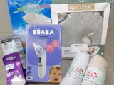 une boîte de produits pour bébés posée sur une table, à côté d'une bouteille d'eau