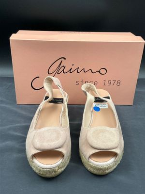 une paire de chaussures pour femme avec une boîte posée sur une table