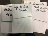 une personne tenant une liasse de feuilles sur lesquelles sont écrites des notes