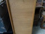 une grande armoire en bois à deux portes et deux tiroirs