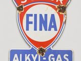 un panneau rouge et bleu sur lequel on peut lire « Fina Alkyl Gas »