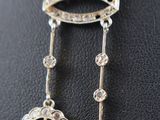 un gros plan d'un collier et de boucles d'oreilles posés sur une surface noire