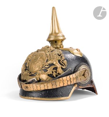 un vieux casque orné d'une décoration dorée sur le sommet