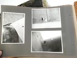 une personne tenant un livre contenant des images d'une personne sur un skateboard
