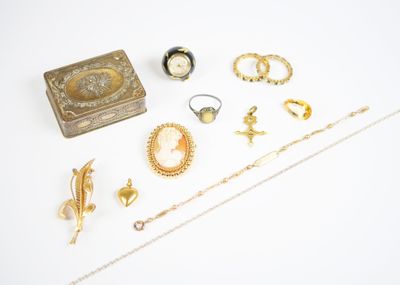 une photo présentant une collection de bijoux en or, comprenant des bagues, des bracelets, des bagues et un coffret