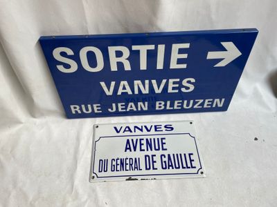 panneau de signalisation bleu et blanc sur un fond blanc, avec une flèche bleue