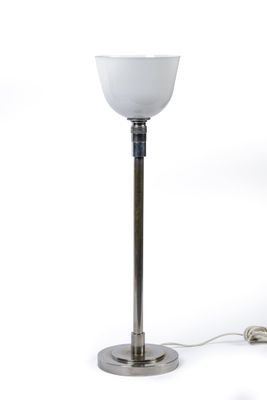 une photo d'une lampe de table avec un abat-jour en verre blanc