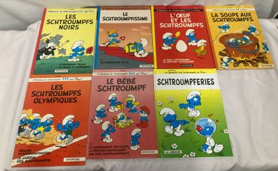 six livres sur les Schtroumpfs sont posés sur une feuille blanche