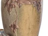 trois vases posés l'un à côté de l'autre sur une surface blanche