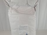 un grand sac de papier blanc posé sur une table