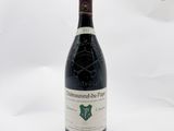 une bouteille de vin posée sur une table