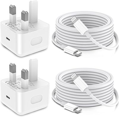 quatre types différents de câbles d'alimentation branchés sur un chargeur USB