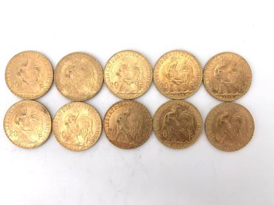 un groupe de six pièces d'or posées sur une surface blanche