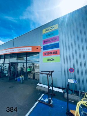 la façade d'un immeuble sur laquelle sont accrochées de nombreuses affiches