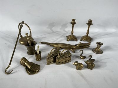 de nombreux objets en laiton posés sur une surface blanche