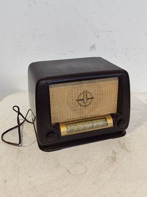 une vieille radio posée sur une table