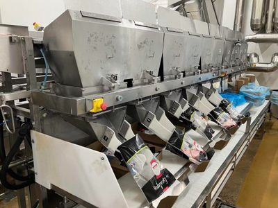 une machine sur laquelle sont posés plusieurs sacs de nourriture