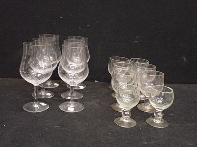 plusieurs verres à vin vides posés les uns à côté des autres sur une table
