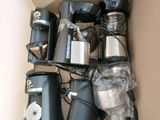 une boîte contenant plusieurs machines à café