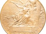 une image représentant une médaille d'or sur laquelle figure une femme tenant un parapluie