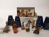 beaucoup de petites figurines en verre posées sur une table