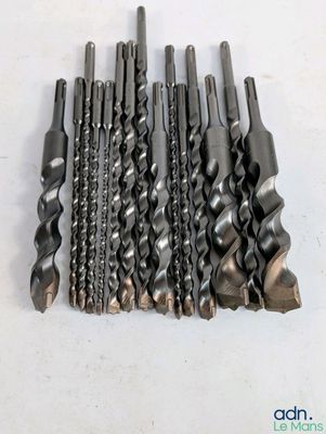 une pile de forets posés sur une table