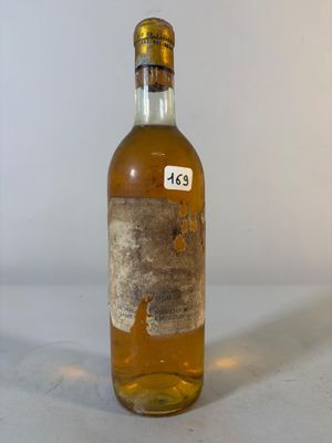 une bouteille d'alcool posée sur une table