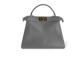 un sac à main en cuir gris sur fond blanc
