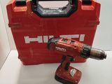 une image représentant une boîte à outils rouge contenant une perceuse et un tournevis