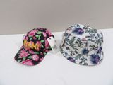 Deux chapeaux sont posés sur une table, sur laquelle se trouve une étiquette.