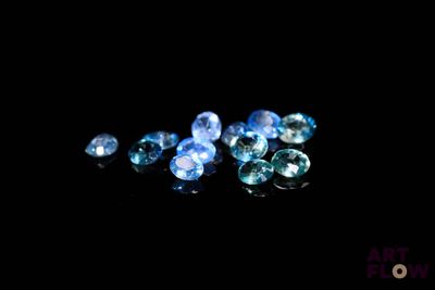 de très jolis losanges bleus et blancs sur un fond noir