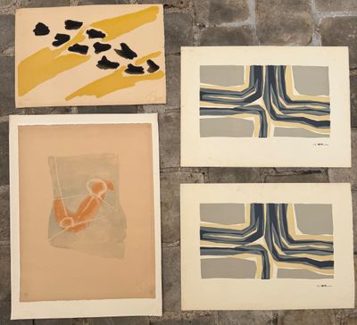 quatre gravures de formes et de tailles différentes sur un mur de briques