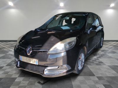 la photo d'une voiture noire garée dans un garage