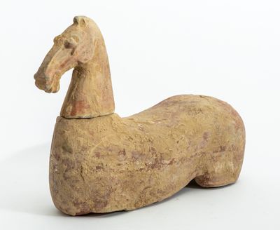 un cheval de bois posé sur une surface blanche