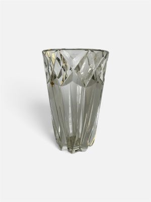 une image représentant un vase en verre transparent sur fond blanc