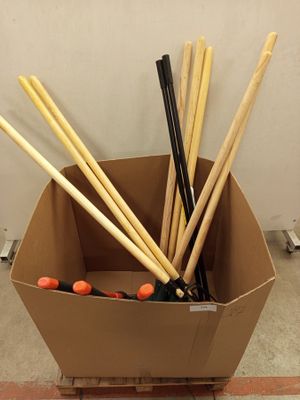 Lot de 18 outillages de jardin comprenant : des fourches, de…