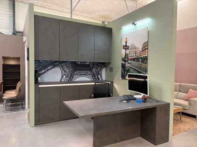 une photo d'un salon avec un bureau et un canapé