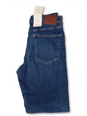 l'arrière d'un jean sur fond blanc