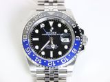 une montre Rolex dotée d'une lunette bleue