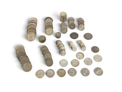 beaucoup de pièces qui sont sur la table