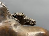 une statue représentant un cheval assis sur une table
